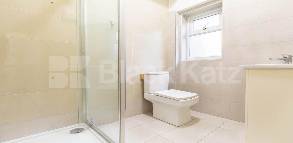 Large studio flat located within a gated development High Street , Hornsey 